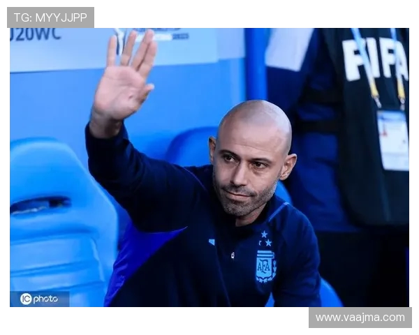 马斯切拉诺被罚上看台后通过电话远程指挥助教战术调整助力球队