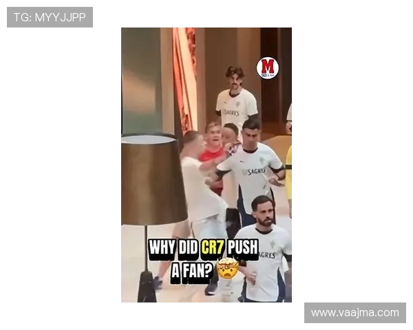 C罗推开球迷后唇语专家解读:他喃喃自语称真希望他们赶紧滚蛋 C罗推开球迷后唇语专家解读:他喃喃自语称真希望他们赶紧滚蛋